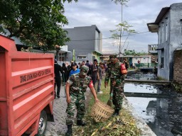 Danramil 0816/08 Jabon Bersama Forkopimka Gelar Karya Bakti Bersihkan Irigasi di Dukuhsari