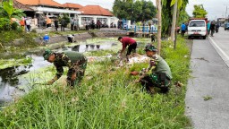 Babinsa Koramil 0816/05 Tulangan Bersama Muspika dan Warga Bersihkan Sungai, Jaga Kebersihan Lingkungan.