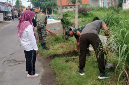 Ciptakan Kebersamaan Dengan TNI, Anggota Koramil 0816/11 Tarik Kerja Bakti Bersih-bersih Desa