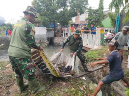 Siaga Hidrometeorologi: Sinergi TNI, Polri, dan Masyarakat dalam Karya Bakti Pembersihan Sungai di Candi dan Tanggulangin