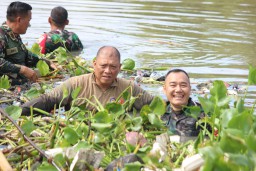 Forkopimda Sidoarjo Gelar GEBER Enceng Gondok, Kolaborasi Bersama Kurangi Dampak Banjir di Desa Tanjungsari