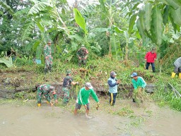 Warga Desa Pulungan Bersama Koramil 0816/18 Sedati Bersihkan Aliran Sungai dari Enceng Gondok