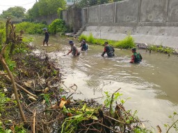 Sinergi Forkopimka, Dinkes Sidoarjo, dan Masyarakat Bersatu untuk Cegah Banjir di Desa Jeruklegi dan Balongbendo