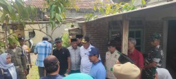 Danramil 0816-10/Balongbendo Dampingi Plt Bupati Sidoarjo Tinjau Bedah RTLH Baznas di Desa Suwaluh