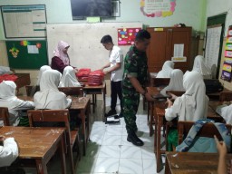 Babinsa Koramil 0816/01 pendampingan pembagian makan siang gratis di Yayasan MI AL-ABROR Sidoarjo.