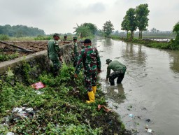 Bersinergi Dengan Warga Masyarakat Binaan, Babinsa Koramil 0816/11 Tarik Laksanakan Karya Bakti
