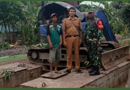 Babinsa Desa Suko Bersinergi Dampingi Normalisasi Sungai Avur untuk Atasi Banjir