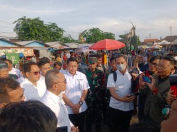Danramil 0816/18 Sedati Dampingi Menteri Perdagangan Sidak Pasar Wisata