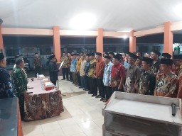 Babinsa Koramil 0816/09 Krian Hadiri Pelantikan RT dan RW Serentak di Desa Barengkrajan