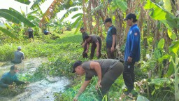 Anggota Koramil 0816/06 Tanggulangin Bersama Jajaran Forkopimka Melaksanakan Giat Jumat Bersih