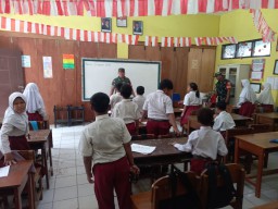 Koramil 0816/14 Taman Gelar Pembelajaran Matematika Metode GASING di SDN Wonocolo 4