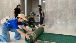 Semangat Kebersamaan Babinsa Sidomulyo Bersama Hotel Aston Gelar Karya Bakti Bersihkan Mushola di Pagerwojo