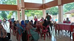 Babinsa Koramil 0816/13 Wonoayu Bersama Bidan Desa Ketimang Dukung Kesehatan Balita dan Lansia Melalui Kegiatan Posyandu Terpadu