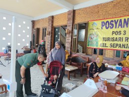 Babinsa Koramil 0816/14 Taman Dampingi PIN Polio Tahap 1, 85 Balita Terlayani di Posyandu Turisari
