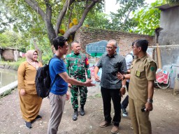 Babinsa Koramil 0816/01 Sidoarjo Kota Bersinergi untuk Lingkungan Sehat, Dukungan pada Bantuan Jambanisasi di Kelurahan Sekardangan