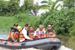 Dandim 0816/Sidoarjo Dampingi Pj Gubernur Jatim, Peduli Warga Terdampak Banjir di Desa Kendalpecabean