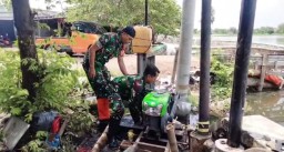 Antisipasi Banjir, Peltu Kartono dan Babinsa Kedung Banteng Cek Pompa Air Saat Patroli Wilayah