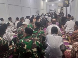 Kebersamaan dan Kedamaian dalam Sholawat Burdah, Danramil 0816/09 Krian Hadiri Rutinan Al-Masyhuri di Desa Sidomulyo