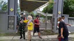 Babinsa Koramil 0816/16 Waru Bersama Karang Taruna dan Warga Lakukan Fogging di Desa Janti untuk Cegah DBD