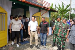 Kasdim 0816/Sidoarjo bersama Pj. Gubernur DKI Jakarta dan Pj. Gubernur Jatim tanam padi bersama di Kampung Tangguh.
