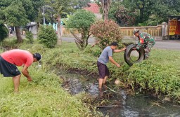 Semangat Gotong Royong, Babinsa Koramil 0816/09 Krian Serda Suhendri Bersama Warga Barengkrajan Gelar Kerja Bakti