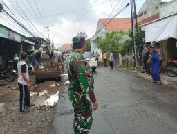 Babinsa Koramil 0816/14 Taman Dampingi Warga Sepanjang Perbaiki Jalan Berlubang dengan Swadaya Masyarakat