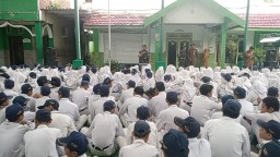 Danramil 0816/02 Candi Berikan Wawasan Kebangsaan dan Latihan PBB kepada Siswa SMPN 1 Candi
