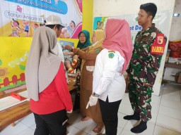 Babinsa Koramil 0816/13 Wonoayu Dampingi Kegiatan Posyandu di Desa Semambung