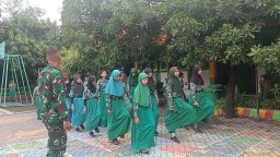 Babinsa Koramil 0816/17 Gedangan Latih PBB Siswa SDN Tebel, Tanamkan Disiplin dan Karakter Tangguh Sejak Dini