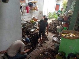 Babinsa Koramil 0816/01 Sidoarjo Bantu Warga Atasi Saluran Air Tersumbat