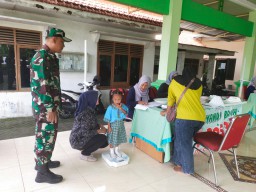 Babinsa Desa Simoketawang Dampingi Posyandu Balita, Dukung Kesehatan Anak Sejak Dini