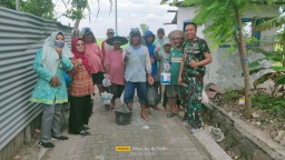 Gerakan Pengendalian Hama di Desa Jimbaran Wetan, Babinsa Wonoayu Bersinergi dengan PPL dan Petani untuk Lindungi Hasil Pertanian