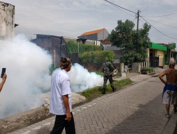 Babinsa Koramil 0816/02 Candi Serda Fauzan Dampingi Fogging Bersama Masyarakat Desa Kedungkendo untuk Cegah Penyebaran DBD