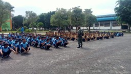Babinsa Koramil 0816/14 Taman Peltu Sutikno Latih Karakter dan Disiplin Siswa SMK Muhammadiyah 2 Taman