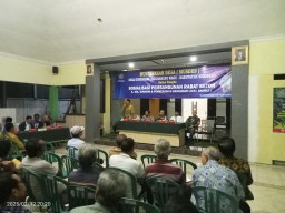 Danramil 0816/16 Waru Hadiri Musyawarah Desa Kureksari untuk Sosialisasi Pembangunan Beton Rabat dan Pembersihan Bangunan Liar