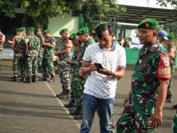 Cegah Judi Online Pasi Intel Kodim Laksanakan Pemeriksaan Handphone Personel
