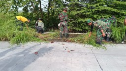 Gotong Royong Bersama Forkopimda, Danramil Krian Pimpin Karya Bakti di Desa Barengkrajan untuk Kebersihan dan Keamanan Lingkungan