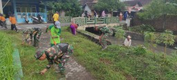 Kerja Bhakti Bersama Warga Desa Jenggot, Camat Krembung Pimpin Pembersihan Saluran Air untuk Cegah Banjir