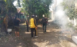 Babinsa Wonokasian Dampingi Fogging, Bersama Warga Cegah DBD di Dusun Klete