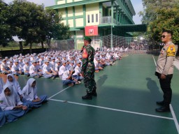 Menanamkan Disiplin dan Jiwa Patriotisme, Babinsa Rejeni Hadiri Upacara Bendera di SMKI Krembung