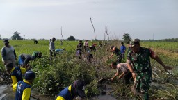 Sinergi Masyarakat dan Aparat, Kerja Bhakti Bersama Pembersihan Saluran Irigasi dan Peresmian Pujasera di Desa Seduri, Balongbendo