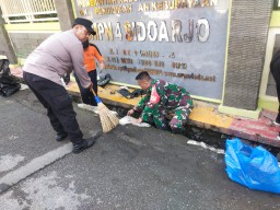 Serda Sunaryo Koramil 0816/01 Sidoarjo kerja bakti peringatan hari peduli sampah nasional.