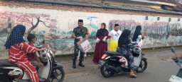 Babinsa Koramil 0816/10 Balongbendo Bersama Pemdes Watesari Bagikan 250 Paket Takjil untuk Masyarakat