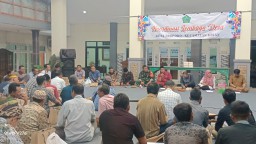 Babinsa Koramil 0816/09 Krian Hadiri Musyawarah Koordinasi Lembaga Desa Tropodo untuk Pembangunan yang Lebih Baik