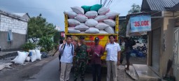 Babinsa Koramil 0816/06 Tanggulangin Dampingi Panen Padi di Desa Putat