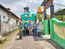 Babinsa Koramil 0816/09 Krian Dampingi Penyerapan Gabah Petani oleh Bulog