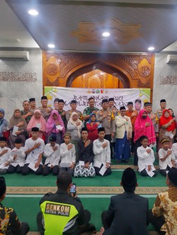 Kapten Cke Kamsuri Hadiri “Ramadhan Suci” Bersama Kapolresta Sidoarjo di Masjid Agung