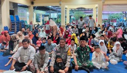 Babinsa Boro Hadiri Kegiatan Bagi Bagi Takjil Dan Buka Bersama Pemdes Beserta Anak Yatim