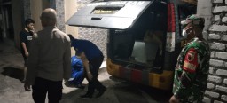 Babinsa Koramil 0816/01 Sidoarjo Bantu Evakuasi Warga Meninggal Dunia di Kelurahan Bulu Sidokare