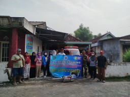 Peduli Kesehatan Warga, Babinsa Pelda Samuri Dampingi Fogging Cegah DBD di Sawocangkring